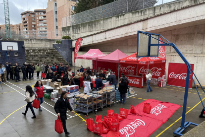 Reparto de menús solidarios de mano de Cruz Roja y Coca-Cola.- E. M.