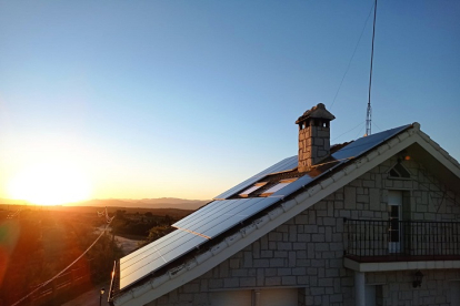 Instalación de la paneles solares en vivienda realizada por Isla Solar (FOTO ISLA SOLAR )