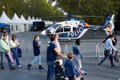 Helicóptero de la Policía Nacional en el paseo de Recoletos.- J. M. LOSTAU