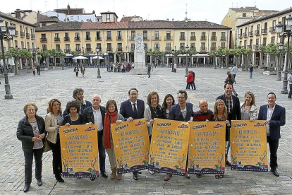 El alcalde palentino y el portavoz del festival presentan  el cartel junto a la presidenta de la Diptuación, Ángeles Armisén, entre otros.-ICAL