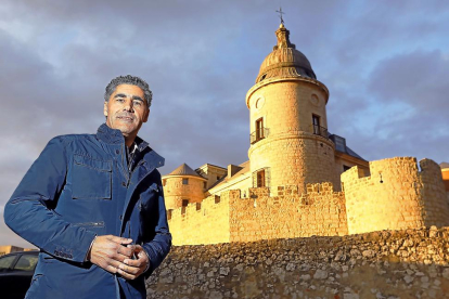 El alcalde de Simancas, Alberto Plaza, con el histórico Archivo Municipal de fondo.-J.M. LOSTAU