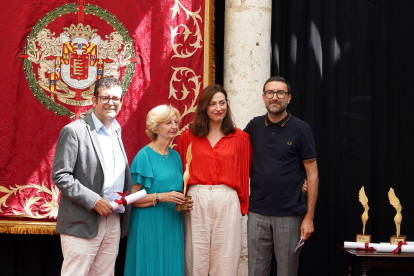 Los artífices de la propuesta escénica ‘Rosas. Inventario de pérdidas’ reciben un galardón en la34 edición de los Premios Amigos del Teatro Ciudad y Provincia de Valladolid. -ICAL