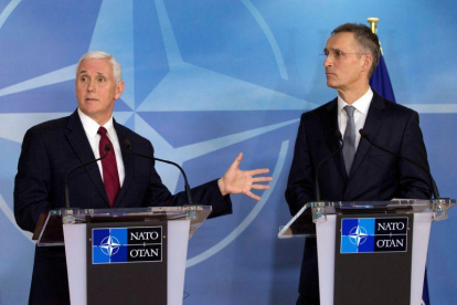 El vicepresidente de EEUU, Mike Pence, y el secretario general de la OTAN, Jens Stoltenberg, durante su rueda de prensa conjunta en Bruselas.-REUTERS