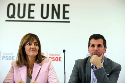 El secretario regional del PSOE, Luis Tudanca, y su homólaga en el País Vasco, Idoia Mendía, mantienen una charla con militantes del PSOE-Ical