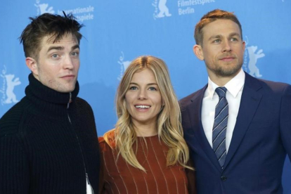 Robert Pattinson, Sienna Miller y Charlie Hunnam, en la presentación de 'The lost city of Z' en Berlín.-
