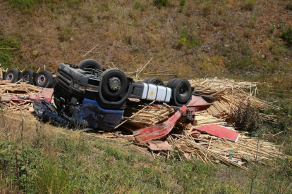 Un camionero fallece en un accidente en la autovía A6 en la localidad de Columbrianos (León)-Ical