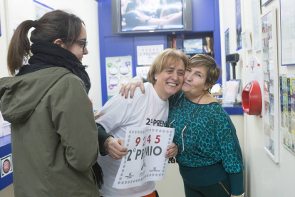 Carmen Gago, receptora de lotería del multicentro 3 cruces, que ha vendido un decimo del 2º premio de la lotería nacional-Ical