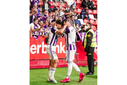 Sergio León y Aguado celebran uno de los goles del Real Valladolid en El Molinón el pasado 23 de octubre.