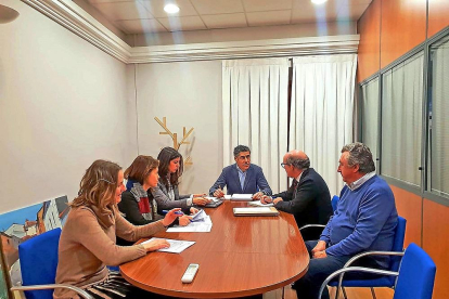 Alberto Plaza preside la reunión de la mesa de contratación del mantenimiento del alumbrado, anteayer.-EL MUNDO