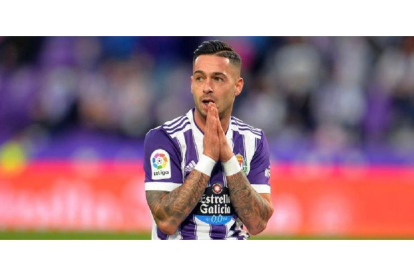 Sergio León, delantero del Real Valladolid, se lamenta durante un partido. / LALIGA