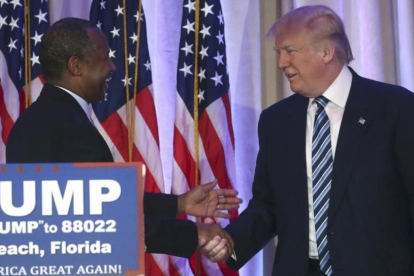 Trump (derecha) estrecha la mano del excandidato Ben Carson, en Palm Beach (Florida), este viernes.-REUTERS / CARLO ALLEGRI