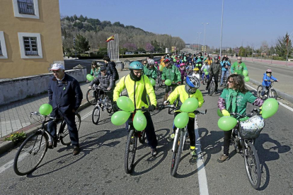 Una marcha ciclista sale desde el Monasterio del Prado para reivindicar más financiación en la educación pública.-CÉSAR MINGUELA