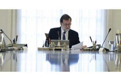 El jefe del Ejecutivo, Mariano Rajoy, preside la reunión extraordinaria del Consejo de Ministros en la que se aprobarán las medidas concretas en aplicación del artículo 155 de la Constitución para hacer frente a la actuación del presidente de la Generalit-EFE / JUAN CARLOS HIDALGO