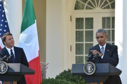 Barack Obama con Matteo Renzi en la conferencia de prensa conjunta en la Casa Blanca.-AFP / NICHOLAS KAMM