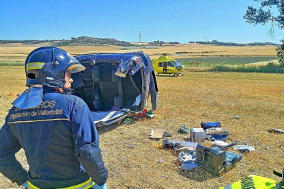 Lugar del accidente, con el techo del vehículo serrado para excarcelar a las víctimas, ayer.-BOMBEROS DE DIPUTACIÓN