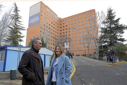 Los socialistas Javier Izquierdo y Teresa López, ayer, a las puertas del Hospital Clínico Universitario.-ICAL