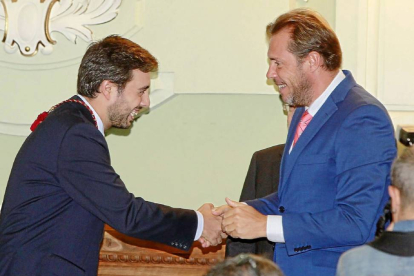El nuevo concejal del Ayuntamiento, García Carvajal, saluda a Óscar Puente-J.M. Lostau
