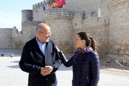 La candidata de Cs al Congreso por Valladolid, Soraya Mayo, acompañada por el candidato a la Presidencia de la Junta, Francisco Igea, visitan el castillo de Portillo-ICAL
