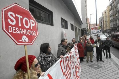 Un grupo de personas protesta contra los desahucios en Valladolid.-ICAL