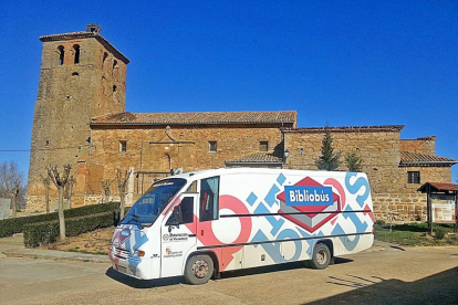 El bibliobús llega a la Plaza Mayor de Quintanilla del Molar.-D.V.