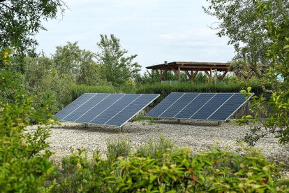 En la imagen pueden verse dos de las placas solares fotovoltaicas ‘Smart Solar’.-IBERDROLA
