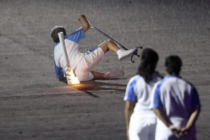 La atleta brasileña Marcia Malsar cae durante la ceremonia de apertura de los Juegos Paralímpicos en Río.-REUTERS / UESLEI MARCELINO
