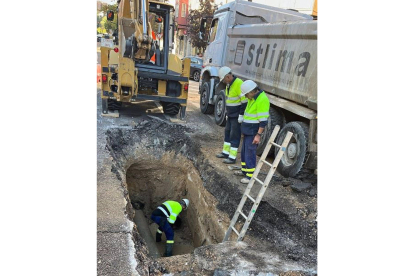Trabajos de reparación de una tubería en la avenida de Burgos.- E. PRESS