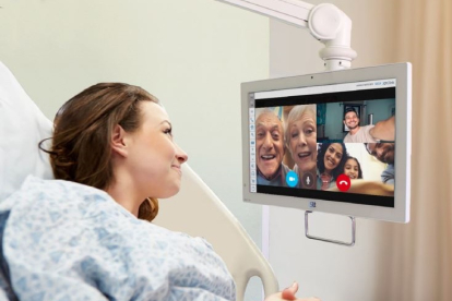 Una paciente ante una de las pantallas de uso hospitalario. EM