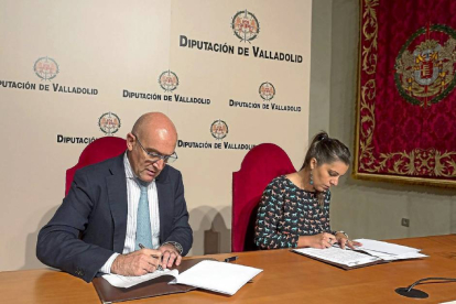 El presidente de la Diputación, Jesús Julio Carnero, y la presidenta de ATA, Soraya Mayo, esta mañana en la firma-E.M