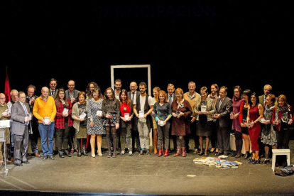 Foto de familia de los 23 grupos participantes en la Muestra de Teatro Provincia de Valladolid, ayer, sobre el escenario del Zorrilla.-J. M. Lostau