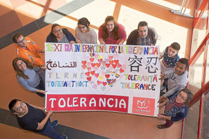 Los estudiantes del Arca Real posan junto con los profesores con un mural por la tolerancia.-PHOTOGENIC/ PABLO REQUEJO