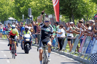 Raúl García, vencedor de la tercera y última etapa de la Vuelta a Valladolid.-MIGUEL ÁNGEL SANTOS