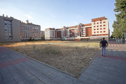 Solar en la confluencia de la calle Monasterio de Yuste y el edificio de las Cortes que Viva saca a concurso.-PABLO REQUEJO