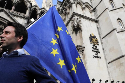 Un manifestante proeuropeo, frente a la sede del Tribunal Supremo de Londres, el pasado octubre-AFP / ADRIAN DENNIS