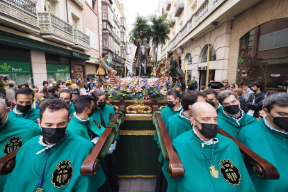 Cofrades de la Vera Cruz en el Domingo de Ramos. / PHOTOGENIC