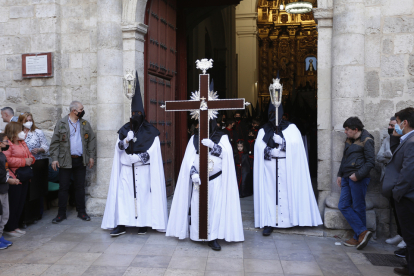 Salida en procesión de los cofrades del Discípulo Amado. / Photogenic/ Iván Tomé