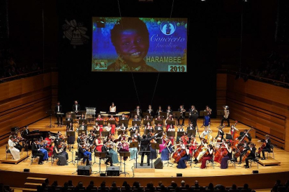 La Sala Sinfónica del Centro Cultural Miguel Delibes acogió ayer la gala ‘Una noche en la ópera’, el concierto de Navidad de carácter solidario de Fundación Schola y Harambee bajo la dirección de Ernesto Monsalve.-