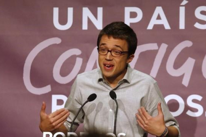 El número dos de Podemos, Íñigo Errejón, durante la rueda de prensa en que la que valorado los primeros resultados del escrutinio.-DAVID CASTRO