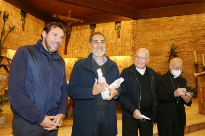 El alcalde de Anzio, Cándido de Angelis, y el sacerdote José Ángel mozo, conversa con el alcalde de Valladolid, Óscar Puente, y con el arzobispo de Valladolid, Ricardo Blázquez.- ICAL