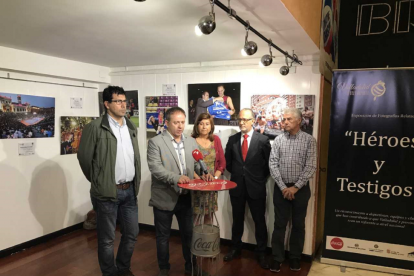 Alberto Bustos, Iñigo Torres, Vicky Soto, Ciriaco Rodríguez y Paco Heras ayer en la presentación  en los Cines Broadway-G.V.