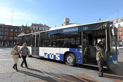 Un autobús de Auvasa en el centro de la ciudad-El Mundo