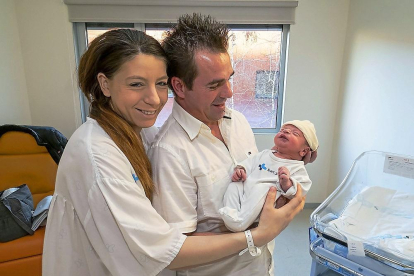 Eva y Felipe junto a Hugo, el primer nacido en Valladolid .-PABLO REQUEJO