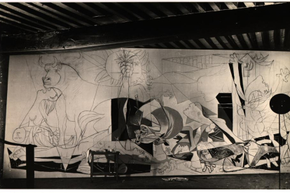 Fotografía de Dora Maar de El Guernica inacabado, en el estudio parisino de Picasso. La fotografía la conserva el Archivo de Salamanca.-