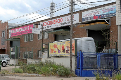 Uno de los comercios chinos investigados en el polígono de San Cristóbal-PABLO REQUEJO / PHOTOGENIC