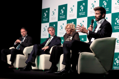 Piqué, junto a la clase política de Madrid, durante la presentación de la nueva Copa Davis con el logotipo del grupo bancario detrás, en octubre.-EFE