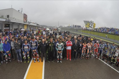 El Mundial de MotoGP guardó un minuto de silencio contra la violencia en el mundo.-MOTOGP.COM