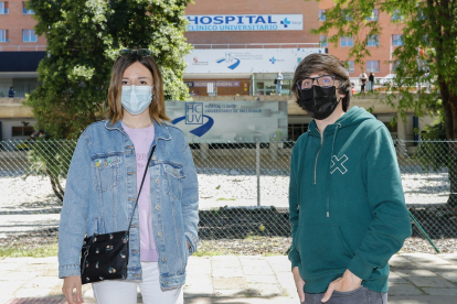 Berta y Cristian, médicos afectados por los cambios en el MIR, frente al Clínico de Valladolid.- J. M. LOSTAU