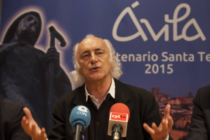 El director de Políticas Culturales, José Ramón Alonso, presenta la gira 'La voz descalza', de Amancio Prada-Ical