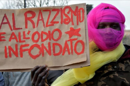 Manifestantes en Macerata (Italia).-TIZIANA FABI