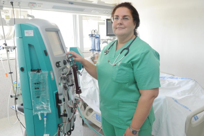 María Eugenia Perea, coordinadora de Trasplantes del Hospital Universitario de Burgos, en una de las habitaciones de la UCI.-ISRAEL L. MURILLO